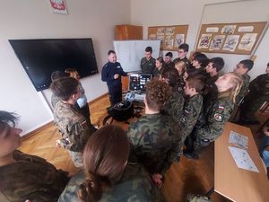 POLICJANCI NA SPOTKANIU W SZKOLE Z UCZNIAMI.
