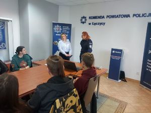 Policjanci podczas spotkania z uczniami w komendzie.