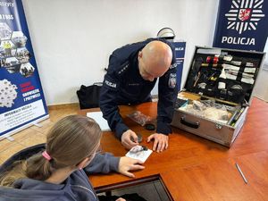 Policjanci podczas spotkania z uczniami w komendzie.