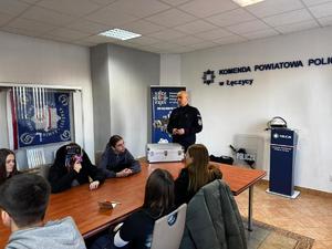 Policjanci podczas spotkania z uczniami w komendzie.