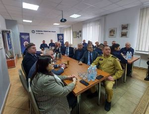 Uczestnicy odpraw w sali komendy Powiatowej Policji w Łęczycy.