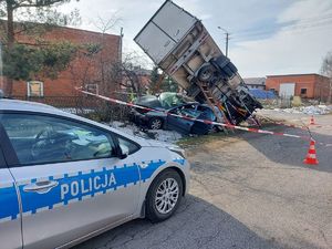 Radiowóz i pojazdy biorące udział w zdarzeniu.