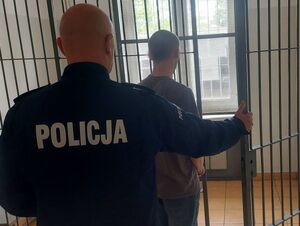 Policjant z zatrzymanym.