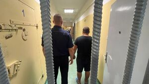 Policjant z zatrzymanym mężczyzną.