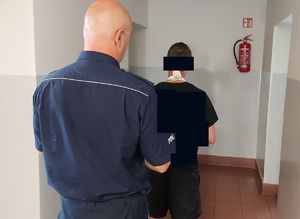Policjant z zatrzymanym oraz zabezpieczone narkotyki.