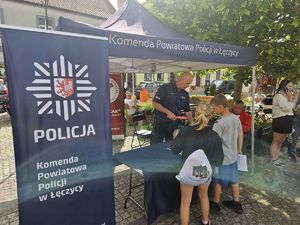 Policjanci na stoisku promocyjnym podczas akcji krwiodawstwa.
