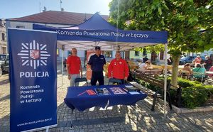 Policjanci na stoisku promocyjnym podczas akcji krwiodawstwa.
