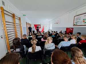 Policjanci z uczniami na spotkaniu.