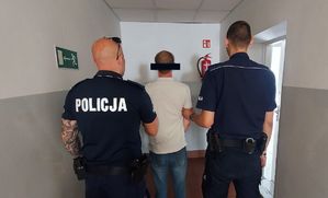 Policjanci z zatrzymanym.