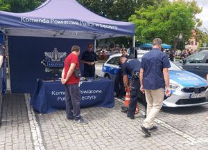 Policjanci na stoisku promocyjny podczas pikniku.