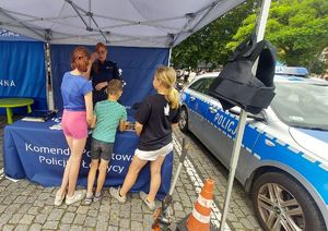 Policjanci na stoisku promocyjny podczas pikniku.