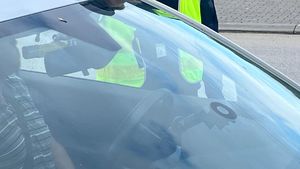 Policjantka podczas działań trzeźwy poranek kontroluje stan trzeźwości kierujących.