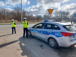 Policjantki obok radiowozu.