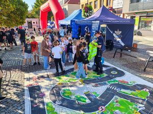 Piknik mundurowy na placu Kościuszki w Łęczycy. Stoiska promocyjne służb wraz z odwiedzającymi.