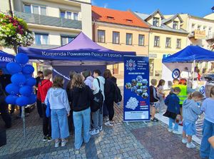Piknik mundurowy na placu Kościuszki w Łęczycy. Stoiska promocyjne służb wraz z odwiedzającymi.