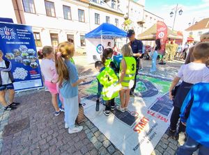 Piknik mundurowy na placu Kościuszki w Łęczycy. Stoiska promocyjne służb wraz z odwiedzającymi.