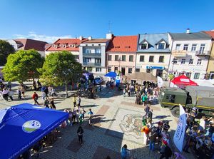 Piknik mundurowy na placu Kościuszki w Łęczycy. Stoiska promocyjne służb wraz z odwiedzającymi.
