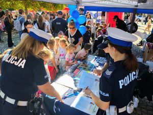 Piknik mundurowy na placu Kościuszki w Łęczycy. Stoiska promocyjne służb wraz z odwiedzającymi.