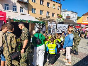 Piknik mundurowy na placu Kościuszki w Łęczycy. Stoiska promocyjne służb wraz z odwiedzającymi.