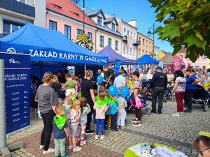Piknik mundurowy na placu Kościuszki w Łęczycy. Stoiska promocyjne służb wraz z odwiedzającymi.