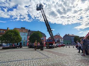 Piknik mundurowy na placu Kościuszki w Łęczycy. Stoiska promocyjne służb wraz z odwiedzającymi.