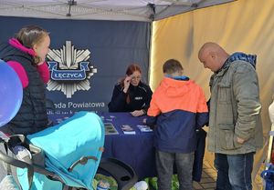 Policjanci, radiowóz uczestnicy wydarzeń plenerowych.