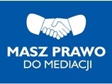 Ściśnięte dłonie na niebieskim tle. Napis masz prawo do mediacji.