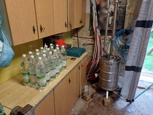 Pomieszczenie z zabezpieczona kolumną i alkoholem.