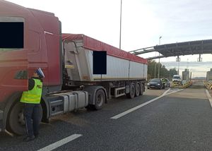 Policjantki kontrolują trzeźwość kierujący na węźle Bielice.