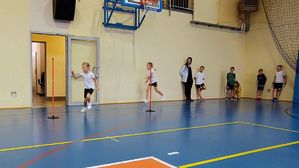 UCZNIOWIE PODCZAS POKONYWANIA TORU PRZESZKÓD. UCZESTNICY POLICYJNEJ AKADEMII NA SALI GIMNASTYCZNEJ.