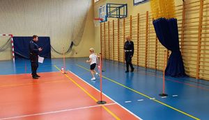 UCZNIOWIE PODCZAS POKONYWANIA TORU PRZESZKÓD. UCZESTNICY POLICYJNEJ AKADEMII NA SALI GIMNASTYCZNEJ.