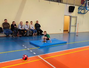 UCZNIOWIE PODCZAS POKONYWANIA TORU PRZESZKÓD. UCZESTNICY POLICYJNEJ AKADEMII NA SALI GIMNASTYCZNEJ.