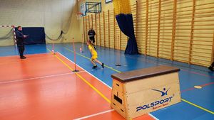 UCZNIOWIE PODCZAS POKONYWANIA TORU PRZESZKÓD. UCZESTNICY POLICYJNEJ AKADEMII NA SALI GIMNASTYCZNEJ.