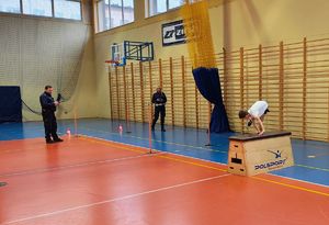 UCZNIOWIE PODCZAS POKONYWANIA TORU PRZESZKÓD. UCZESTNICY POLICYJNEJ AKADEMII NA SALI GIMNASTYCZNEJ.