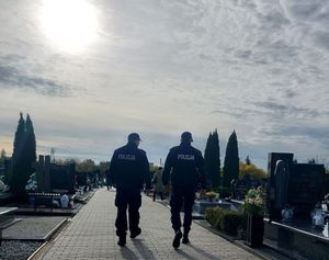Policjanci w trakcie patrolu cmentarza.