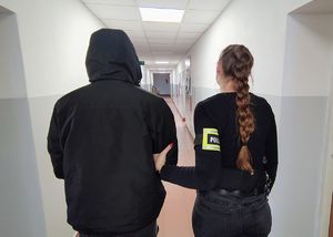 Policjantka z zatrzymanym.