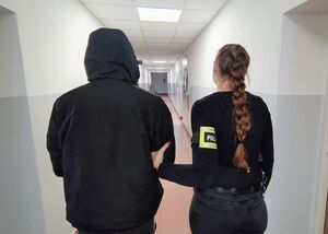 Policjantka z zatrzymanym.