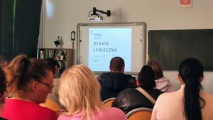 Policjanci z uczestnikami debaty.