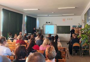 Policjanci z uczestnikami debaty.