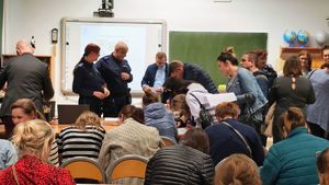 Policjanci z uczestnikami debaty.