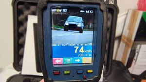 Miernik prędkości z zapisem pomiaru.