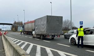 POLICJANCI KONTROLUJĄ TRZEŹWOŚĆ KIERUJĄCYCH NA WĘŹLE BIELICE.