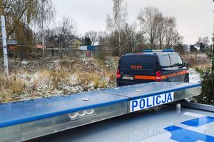 POLICJANCI I FUNKCJONARIUSZ SŁUŻBY OCHRONY KOLEI.