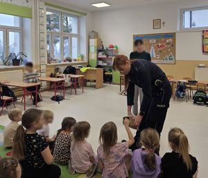 Policjantka z uczniami w szkole.