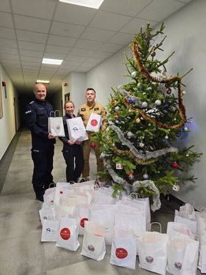 Funkcjonariusze w mundurach. Paczki dla dzieci.