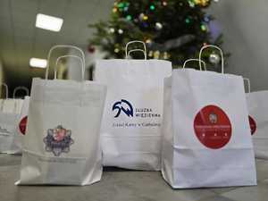 Funkcjonariusze w mundurach. Paczki dla dzieci.