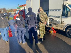 Policjanci podczas kontroli targowiska.