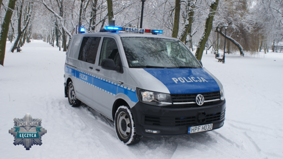 Radiowóz w zimowej scenerii.