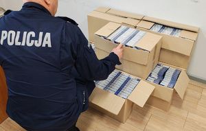 Policjant z zabezpieczona kontrabandą.
