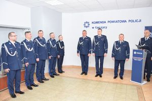 Policjanci podczas uroczystości w sali odpraw.